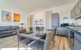 Superbe 3 Pieces Refait A Neuf Classe 4 Etoiles Avec Ascenseur Et Balcon A Pied De La Plage Et Du Palais Des Festivals